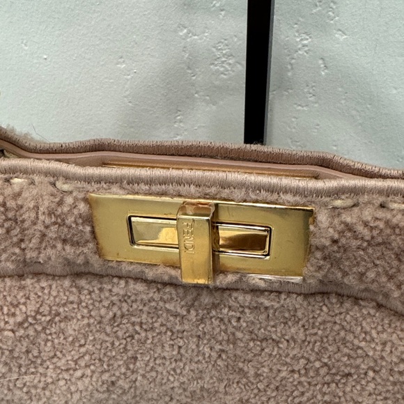 🚨FREE SHIPPING🚨 Fendi Pink Shearling Peekaboo Handbag - Picture 5 of 9